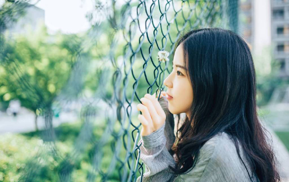 后来再也没有给她特别关心上线提示音消息提示音，攒够了失望便不再抱有希望。